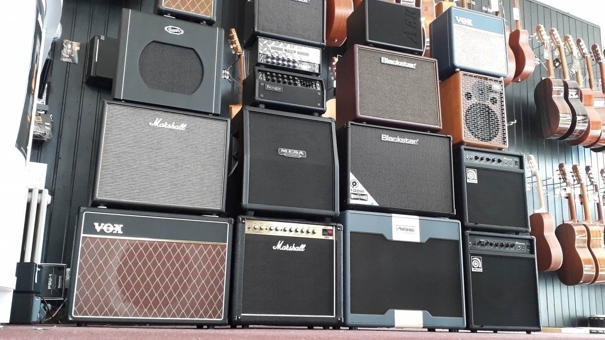 Et des amplificateurs, effets et accessoires.